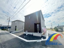 2号棟 駐車2台可能で、南向き道路で気持ちの良い陽光が射し込む邸宅。
リビング階段で1.2階の移動負担も軽減されますね。
是非、柏市内で新築一戸建てをお探しの方はお気軽にお問い合わせください。
お待ちしております。
※同社同等仕様施工例