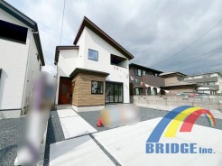 並列駐車3台可能・開放感がありお洒落なリビング♪
使い勝手の良いカフェカウンター付き・土間収納・WIC・全居室収納付きでお荷物スッキリ。
イオンタウン君津まで徒歩5分でお買い物やお出かけに便利。
是非、木更津市内で新築一戸建てをお探しの方はお気軽にお問い合わせください。
2026年4月26日現地撮影