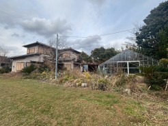 約296坪、古屋付きの広々した土地。
用途は資材置き場、倉庫兼事務所、事業拠点、農業の活用におすすめです。
また古屋＆ビニールハウス付きで、現況のまま利用可能です。
是非、足柄上郡内で土地をお探しの方はお問い合わせ下さい。
お待ちしております。