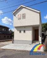 駐車1台可能で、小学校は歩いて7分と程近く親御さんも安心の立地。
周辺のお買い物施設の豊富で日々のお買い物にも助かりますね！
是非、千葉市内で新築一戸建てをお探しの方はお気軽にお問い合わせ下さい。
お待ちしております。
※現地外観写真

