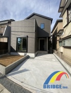 駐車1台可能で、主寝室には広々したWIC付きのお住まい。
洗面所と繋がっているファミリークロークは使い勝手が良く、ご家族のお洋服がすっきり収納できますね。
是非、柏市内で新築一戸建てをお探しの方はお気軽にお問い合わせ下さい。