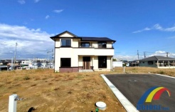 内外装リフォームで安心・快適の3SLDK
敷地広々119坪以上で駐車3台以上可能・お庭付き
ライフスタイルに合わせて間仕切り対応可
スーパー・コンビニなども徒歩圏内でで幅広い世帯に嬉しい住環境
ぜひ一度、現地にて住み心地をご体感ください。
社員一同心よりお問い合わせお待ちしております。