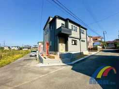 1号棟 駐車2台可能で、長期優良住宅で嬉しい税控除対象物件。
土間収納、パントリー、可動棚付きで便利な収納が充実。
是非、木更津市で新築一戸建をお探しの方はお気軽にお問い合わせ下さい。
お待ちしております。
現地外観