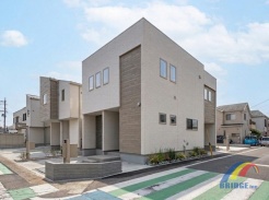コンビニ、スーパー、ドラッグストアが徒歩圏内で生活環境が充実！
幅広い世代が住みやすい環境です。
ビルトイン1台、カースペース1台と2台駐車可能で収納スペースもしっかり確保された邸宅です。
ぜひ、鎌ヶ谷市内で内覧をご希望の方は是非当社までお問い合わせください。
お待ちしております。
※同社施工例写真