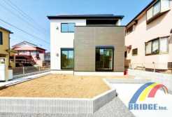 駐車2台可能で、長期優良住宅なので税控除対象物件です。
LDK約18帖、主寝室約10帖と広々した間取りでゆったりとした生活が見込まれます。
是非、四街道市内で新築一戸建てをお探しの方はお気軽にお問い合わせ下さい。
お待ちしております。
現地　外観