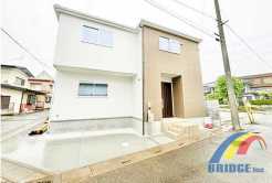 駐車1台可能で、長期優良住宅仕様でゆったりとした間取りが特徴の邸宅です。
スーパーまで歩いて1分と日々の買い物には便利な立地。
是非、草加市内で新築一戸建てをお探しの方はお気軽にお問い合わせください。
お待ちしております。
現地外観