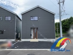 駐車1台可能で、ゆったりくつろげる快適スペース和室付き。
また南向きに広々バルコニーも。
たっぷりしまえるストレージルームも付いています。
是非、市原市内で新築一戸建てをお探しの方はお気軽にお問い合わせください。
お待ちしております。