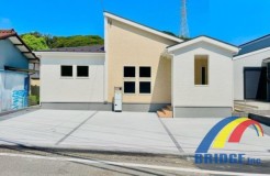 駐車3台可能で、広々敷地 嬉しい平屋建。
ファミリークローゼット、2WIC、2階ホール収納完備。
整った環境で住みやすいお住まい。
是非、君津市内で新築一戸建てをお探しの方はお気軽にお問い合わせ下さい。
お待ちしております。