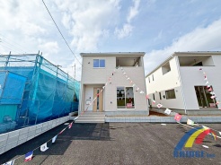 4号棟 駐車1台可能で、明るく日差しが差し込む邸宅。
リビング収納、ホール収納付きでしまえるスペースが豊富。
是非、市川市内で新築一戸建てをお探しの方はお気軽にお問い合わせください。
お待ちしております。
※同社施工例写真