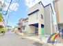 駐車2台可能で、谷塚駅まで歩いて12分と通勤通学で電車利用を利用する世帯には
嬉しい立地です。
是非、草加市内で新築一戸建てをお探しの方はお気軽にお問い合わせください。
お待ちしております。
現地外観