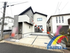 駐車2台可能で、陽光溢れる南側道路の邸宅。
リビングは折上天井でオシャレに演出、使い勝手の良いスタディーカウンター完備、そして、シューズインクロークや季節ものの入れ替えが楽々のウォーククローゼット完備で利便性に長けた環境です。
外観パース