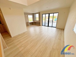 明るく心地よい風が通り抜けるリビング