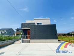 駐車3台可能で、袖ヶ浦駅北口まで徒歩5分、ゆりまちモールまでも歩いて5分の好立地。
子育て世代に人気の奈良輪小学校まで歩いて8分のわかりやすい安心通学路です。
2025年8月23日撮影