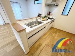 料理をしながらリビング全体を見渡せるカウンターキッチン