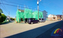 駐車2台可能で、小中学校徒歩圏内 また公園も周辺に多数あり。
子育て世代のご家庭に安心で住みやすい環境です。
またリビング収納、フリールーム、WIC付き。
是非、千葉市内で新築一戸建てをお探しの方はお気軽にお問い合わせください。
お待ちしております。
現地外観