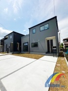 駐車2台可能で、快適・安全な環境で過ごせる長期優良住宅認定物件です。
リビングイン階段で家族と会話が増える間取。
玄関ホール収納、南向きのワイドバルコニーも付いています。
是非、八千代市内で新築一戸建てをお探しの方はお気軽にお問い合わせ下さい。
お待ちしております。
同社同等仕様施工例