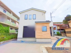 駐車2台可能で、教育施設が近く静かなエリア。
親御さんも登下校安心。
キッチン収納、土間収納、2WIC付き。
内覧ご希望の方は是非、お気軽にお問い合わせください。
お待ちしております。
現地外観