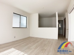 B号棟 明るく心地よい風が通り抜けるリビング
同社同等仕様施工例