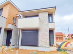 2号棟 駐車2台可能で、南向きの22.5帖の広々リビング。
2階主寝室にはWIC付き。
また浴室にはリネン庫があり、衣類の収納等に使える便利なスペースです。
是非、千葉市内で新築一戸建てをお探しの方はお気軽にお問い合わせください。
お待ちしております。
現地外観