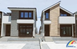 駐車2台可能で、陽光溢れる採光重視、吹抜けのある邸宅です。
収納面も豊富で、リネン庫,リビング収納、季節物の入れ替えが楽々なウォークインクローゼット完備で便利な住環境が整っております。
外観写真