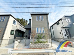 駐車2台可能で、前原駅まで徒歩10分 利便性の良いエリアです。
キッチン後方には大型パントリー、2階ホール収納付き。
各寝室にもストレージが付いていてスッキリ片付きます。
是非、船橋市内で新築一戸建てをお探しの方はお気軽にお問い合わせください。
お待ちしております。
同社同等仕様施工例