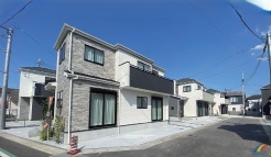 B号棟 WIC付きで、衣類や小物もすっきりと収納できます。
小学校まで徒歩5分、スーパーまで徒歩5分と、毎日の暮らしに便利な立地です。
新築一戸建てをお探しの方はお気軽にお問い合わせください。お待ちしております。