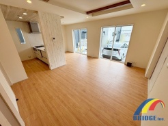 明るく心地よい風が通り抜けるリビング
同社同等仕様施工例