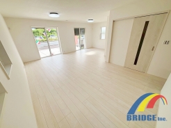 明るく心地よい風が通り抜けるリビング