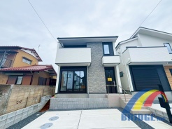 駐車2台可能で、陽光溢れる吹き抜けの邸宅。
収納スペース豊富でホール収納やリネン庫付き、季節ものの入れ替えが楽々のウォークインクローゼット2箇所完備で便利な住環境が整っております。
2025年10月13日撮影