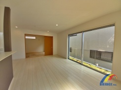 1号棟 明るく心地よい風が通り抜けるリビング