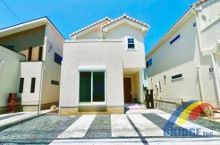 駐車1台可能で、南に面した広々前面道路です。
教育施設、公園も徒歩圏内、子育て世代にぴったりのエリア。
またパントリー、玄関ホール収納付きです。
是非、船橋市で新築一戸建をお探しの方はお気軽にお問い合わせ下さい。
お待ちしております。
現地外観