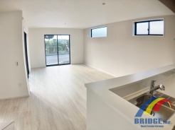 明るく心地よい風が通り抜けるリビング