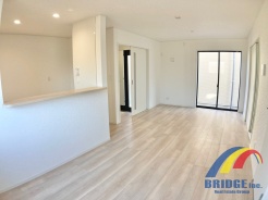 1号棟 明るく心地よい風が通り抜けるリビング