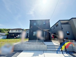 収納豊富で、ご夫婦やご家族の衣類もすっきりとたっぷり収納できます。
スーパーまで徒歩7分、コンビニまで徒歩9分と、毎日のお買い物に便利な立地です。
新築一戸建てをお探しの方はお気軽にお問い合わせください。お待ちしております。
※同社仕様施工例