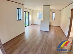 明るく心地よい風が通り抜けるリビング
同社同等仕様施工例