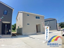 駐車1台可能で、周辺商業施設が充実のエリアです。
広々としたバルコニーでお洗濯もはかどります。
是非、野田市内で新築一戸建てをお探しの方はお気軽にお問い合わせください。
お待ちしております。
※外観同社施工例写真