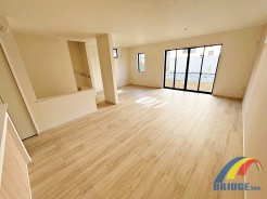 明るく心地よい風が通り抜けるリビング