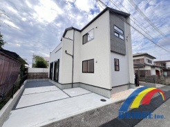 駐車場2台完備の4LDK
吹抜け・折り上げ天井・アクセントクロスなどお洒落で快適な住空間です♪
土間収納・WIC・リビング可動棚・全居室収納付きでお荷物スッキリ
是非、千葉市で新築一戸建をお探しの方はお気軽にお問い合わせ下さい。
お待ちしております。