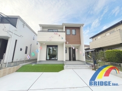 駐車2台可能で、2部屋つづきの広いバルコニーで日当たり良好。
収納スペースが多数あるのですっきり片付きます。
是非、野田市内で新築一戸建てをお探しの方はお気軽にお問い合わせください。
お待ちしております。
※外観同社施工例写真