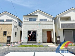 2号棟 南向きの陽光暖かなお住まい
並列2台駐車場完備・土間・折上天井・ワイドバルコニーなど設備豊富
周辺環境も充実し、幅広い世帯の方が住みやすいお住まいです
是非、木更津市で新築一戸建をお探しの方はお気軽にお問い合わせ下さい。
お待ちしております。
※同社同等施工例