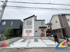 駐車2台可能で、全居室南向き 広々バルコニー付き。
その他パントリー、土間収納、WIC、ランドリースペースも付いています。
また明るい玄関ホールは吹抜で開放的です。
是非、千葉市で新築一戸建をお探しの方はお気軽にお問い合わせ下さい。
お待ちしております。
※同社同等仕様施工例