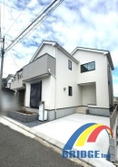 駐車1台可能で、駅まで徒歩6分の暖かな日差し溢れる邸宅です。
収納面も豊富で、季節ものの入れ替え楽々ウォークインクローゼット完備で快適な住環境が整っております。
是非、船橋市内で新築一戸建てをお探しの方はお気軽にお問い合わせ下さい。
お待ちしております。