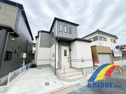 A号棟 小学校まで徒歩11分、周辺商業施設も充実!
大型バルコニー、W.I.C付きで収納スペースも充実!
駅まで徒歩圏内で他方にアクセス可能です。
是非、千葉市内で新築一戸建てをお探しの方はお気軽にお問い合わせください。
社員一同心よりお待ちしております。
※同社施工例写真