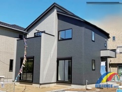 駐車2台可能で、南道路のため陽当たり良好の邸宅。
京成本線実籾駅まで徒歩13分、スーパーも徒歩圏内。
リビングに隣接するゆったりくつろげる和室付き。
是非、船橋市内で新築一戸建をお探しの方はお気軽にお問い合わせ下さい。
お待ちしております。