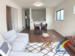 2号棟 明るく心地よい風が通り抜けるリビング