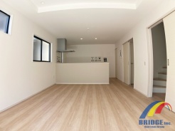 明るい雰囲気で落ち着く空間
以下同社同等仕様施工例