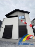 1号棟 南東向きで明るい陽光が射し込む邸宅です。
W.I.C+フリースペース付で収納スペースも充実!
駐車2台可能で、駅まで10分で行ける利便性の良い邸宅です。
是非、野田市内で新築一戸建てをお探しの方はお気軽にお問い合わせください。
お待ちしております。
※現地外観