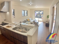 明るく心地よい風が通り抜けるリビング