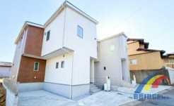 駐車2台可能で、小学校まで歩いて2分とお子様がいる世帯には安心な立地。
是非、千葉市緑区内で新築一戸建てをお探しの方はお気軽にお問い合わせ下さい。
お待ちしております。
現地外観