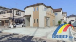 A号棟 駐車2台可能で、教育施設が徒歩圏内 子育て世代のご家庭に嬉しいエリアです。
フリースペース、WIC、2階ホール収納付き。
また南に面した2面バルコニーも付いています。
是非、四街道市内で新築一戸建てをお探しの方はお気軽にお問い合わせください。
お待ちしております。